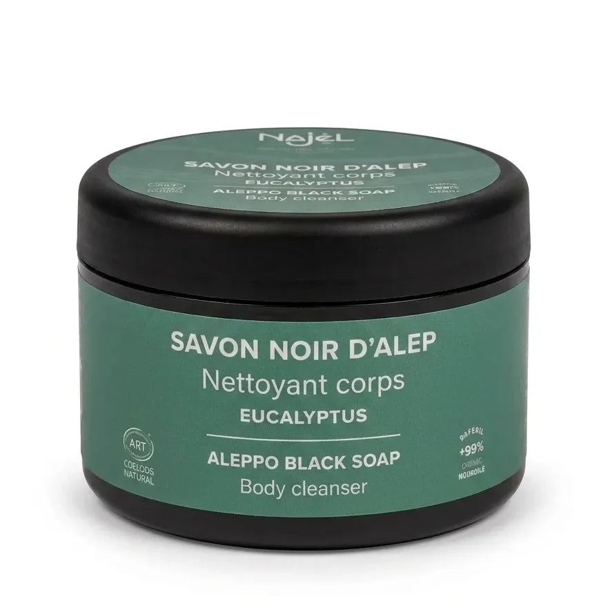 Savon noir d'Alep à l'Eucalyptus Najel en pot vert foncé sur fond blanc