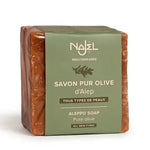 Savon pur olive Najel d'Alep avec étiquette vert sage sur fond blanc