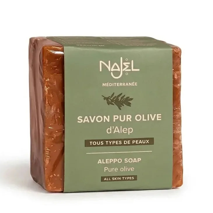 Savon pur olive Najel d'Alep avec étiquette vert sage sur fond blanc
