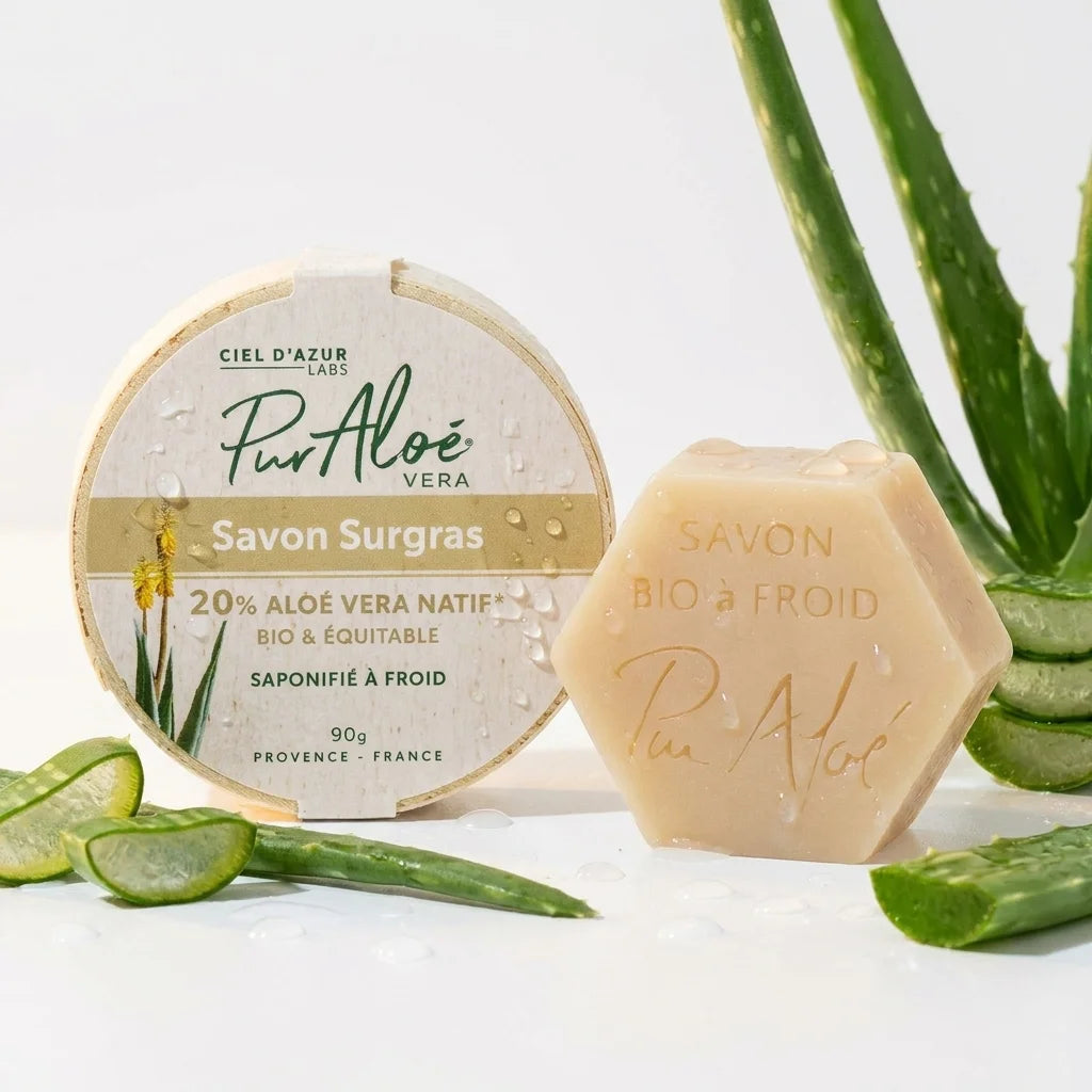 Savon bio saponifié à froid 20% Aloe Vera avec feuilles fraîches et gouttes d'eau