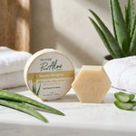 Savon bio saponifié à froid Aloe Vera 20% sur marbre avec feuilles fraîches
