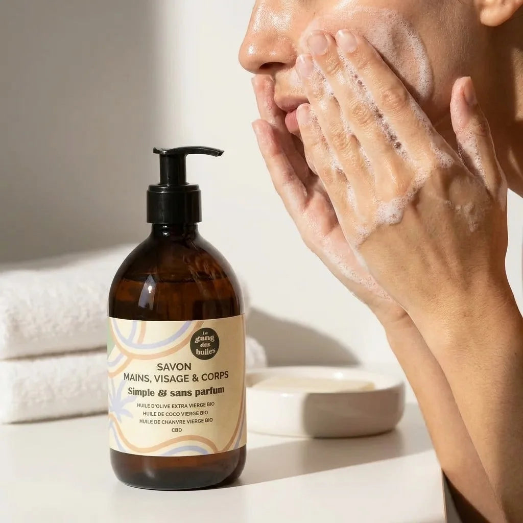 Savon sans parfum Le Gang des Bulles mousse douce sur les mains pendant le nettoyage facial