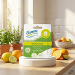 Serpentins attrape-mouches Etamine du Lys sur plan de travail cuisine avec fruits et herbes aromatiques