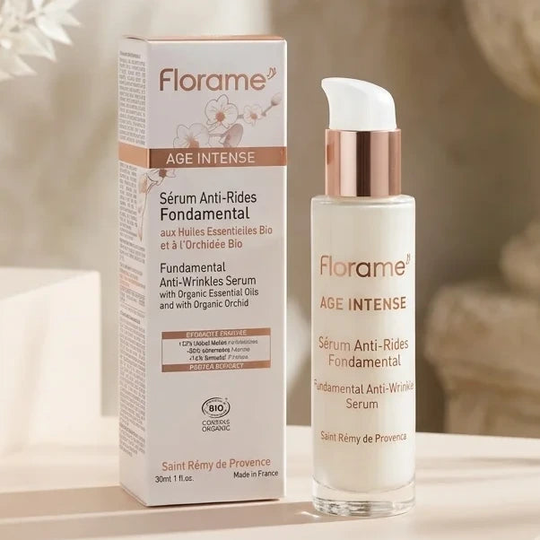 Sérum anti-rides Florame bio en flacon verre avec pompe dorée sur vanité minimaliste