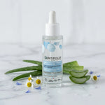 Sérum Apaisant Neutre Anti-Rougeurs Centifolia bio sur marbre blanc avec éléments botaniques