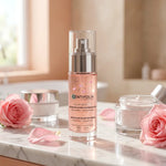Sérum hydratation Centifolia bio en flacon rose sur marbre avec pétales de rose et accessoires beauté