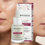 Sérum Anti-Taches Centifolia bio avec flacon compte-gouttes sur peau lumineuse sans taches