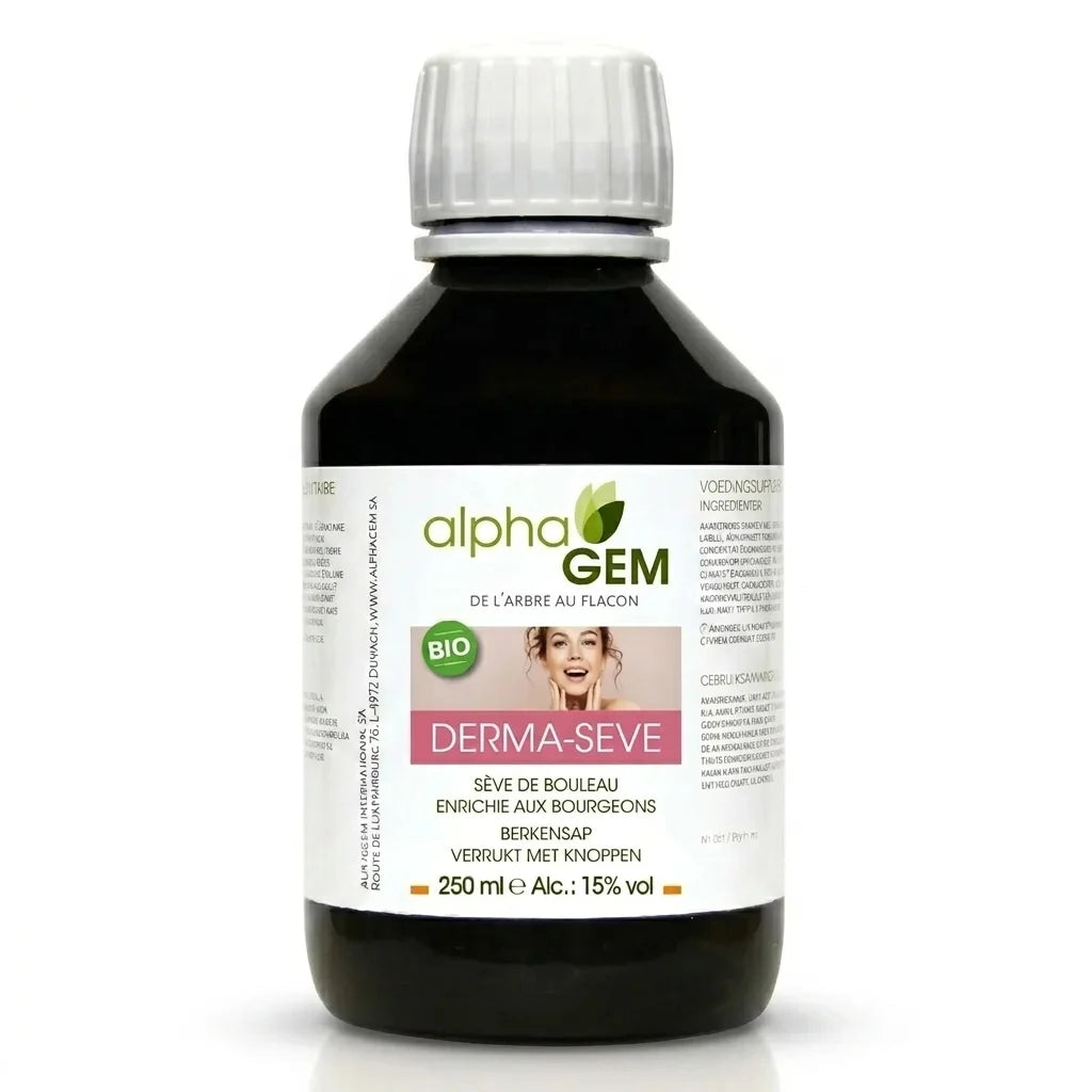 Bouteille Alphagem Derma-Sève sève de bouleau bio 250ml avec bourgeons sur fond blanc