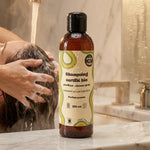 Shampoing bio Le Gang des Bulles pour cheveux gras en utilisation avec mousse douce et massage du cuir chevelu