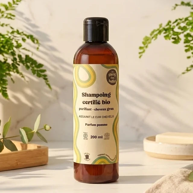 Shampoing bio Le Gang des Bulles pour cheveux gras sur vanité minimaliste avec plantes vertes