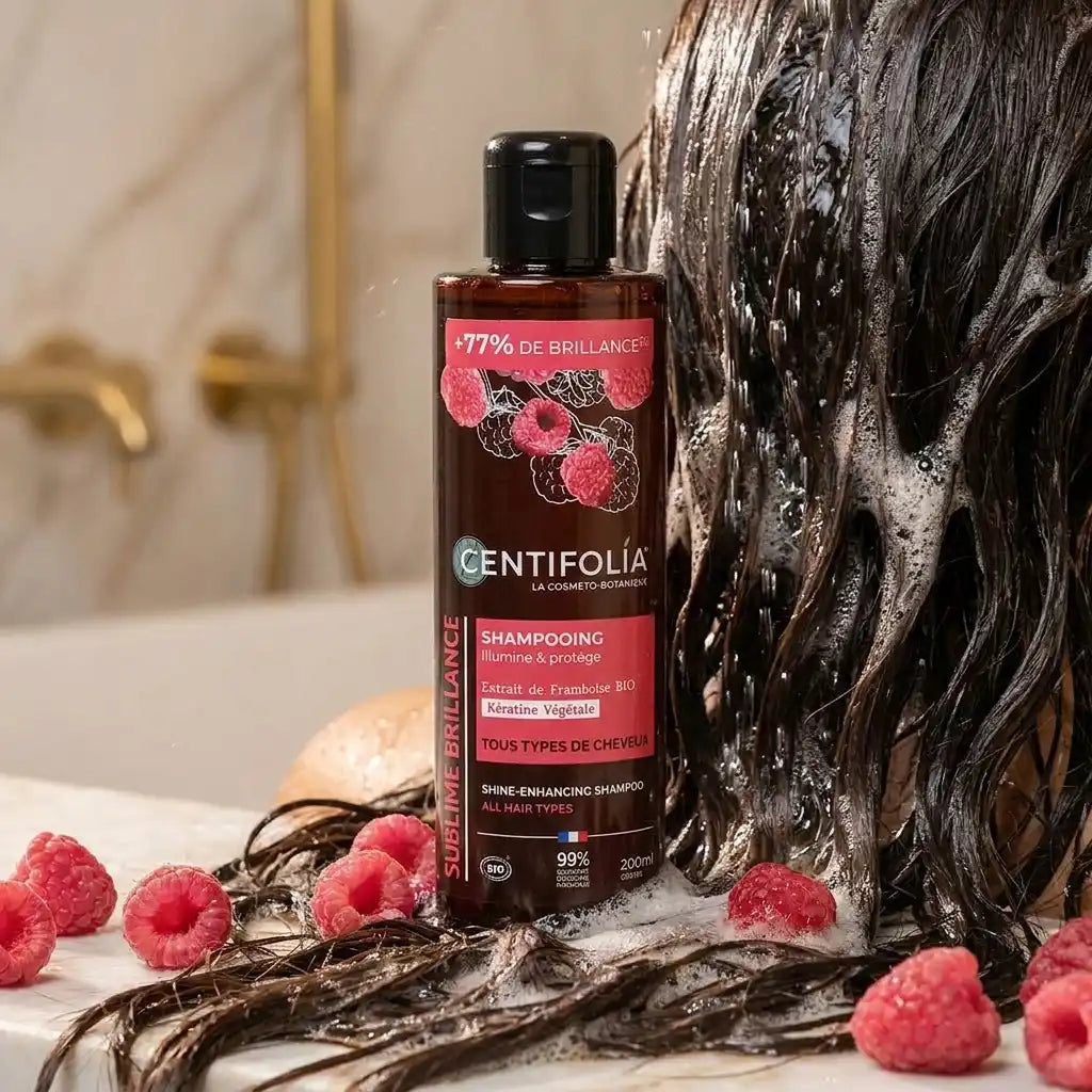 Shampoing Brillance Centifolia bio en action sur cheveux mouillés avec brillance et reflets, ambiance spa luxe