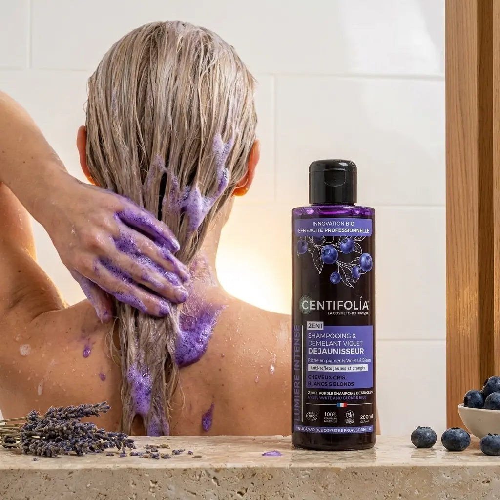 Femme appliquant le shampoing démêlant violet bio Centifolia sur cheveux blonds mouillés