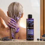 Femme appliquant le shampoing démêlant violet bio Centifolia sur cheveux blonds mouillés