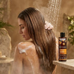 Femme appliquant shampoing nutrition bio Centifolia sous la douche, cheveux brillants et hydratés