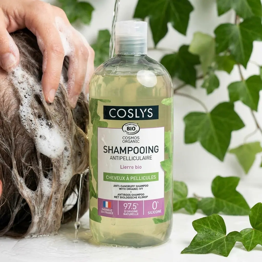 Shampooing antipelliculaire bio Coslys application cheveux mousse verte