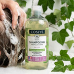 Shampooing antipelliculaire bio Coslys application cheveux mousse verte