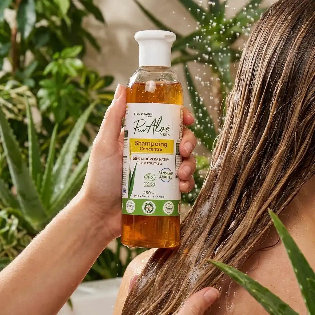 Shampooing bio Pur'Aloé 70% Aloe Vera utilisé sous douche avec cheveux longs et sains