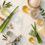 Feuilles d'aloe vera frais et ingrédients bio naturels sur marbre blanc pour shampooing certifié
