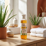 Shampooing Bio Pur'Aloé 70% Aloe Vera dans salle de bain méditerranéenne avec plantes naturelles