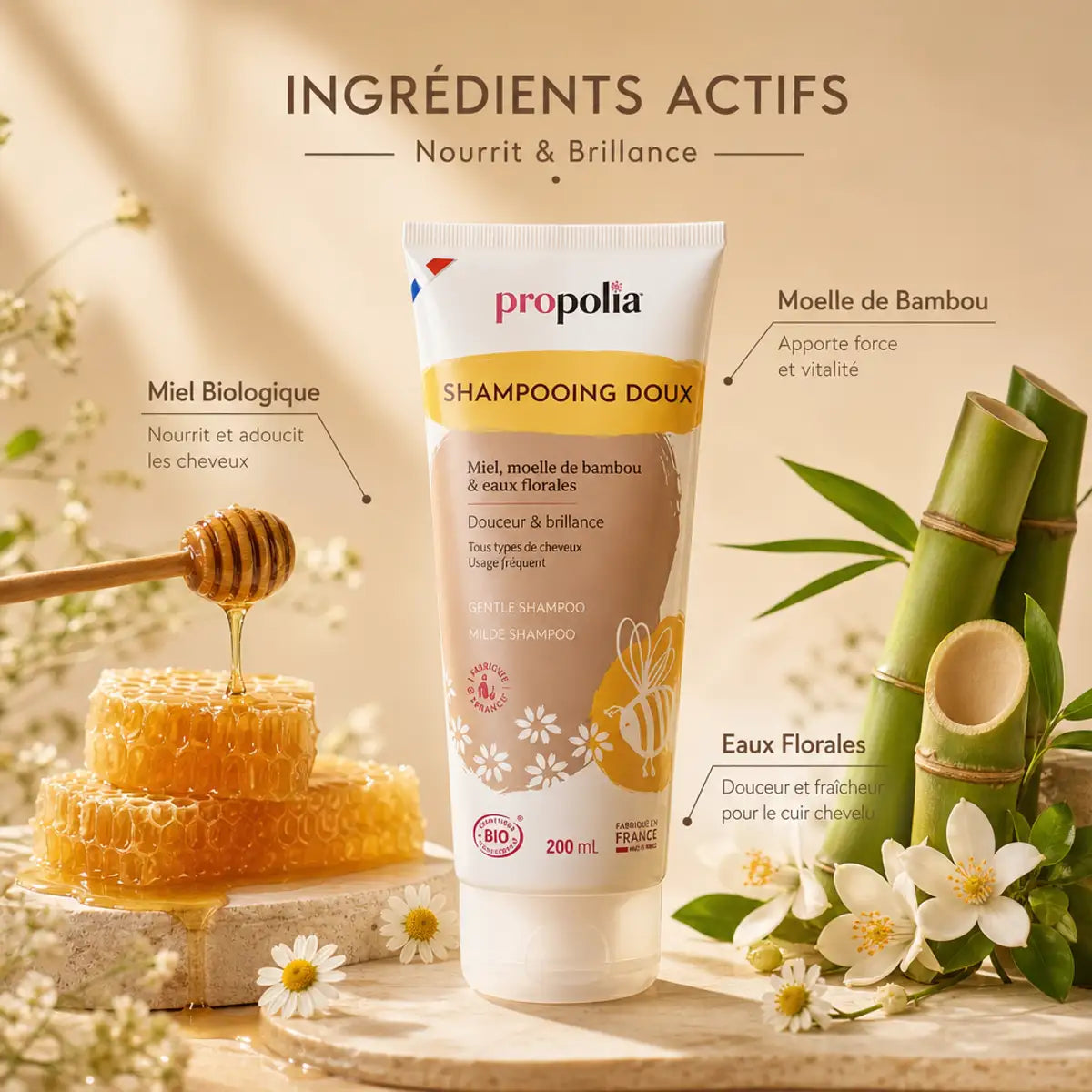 Shampooing doux bio Miel & Bambou Propolia avec ingrédients actifs naturels sur fond beige