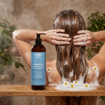 Shampooing Savon d'Alep Najel certifié bio en utilisation sur cheveux normaux brillants sous l'eau