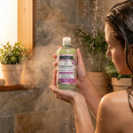 Shampooing Kératine bio Coslys 500ml appliqué sur cheveux mouillés sous la douche en salle de bain luxe