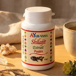 Shilajit poudre AYur-vana 100g avec cristaux et adaptoènes sur surface bois, ambiance bien-être himalaya