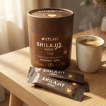 Shilajit instant café LT Labo 30 sticks avec tasse de café sur bureau bois