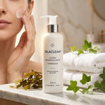 SILACLEAN® lotion démaquillante appliquée sur le visage d'une femme à la salle de bain