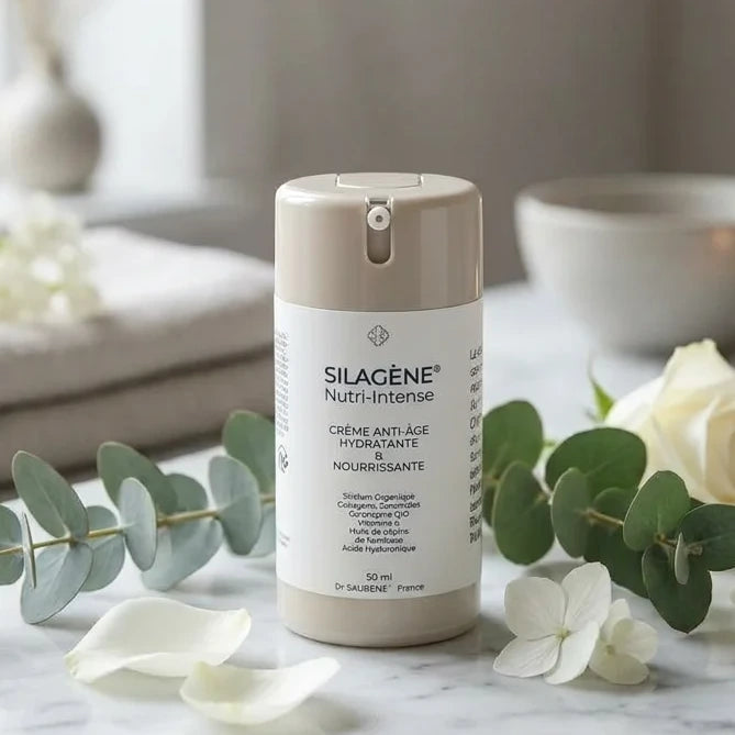 SILAGÈNE® Nutri-Intense flacon crème avec cap beige sur marbre, botaniques frais, ambiance spa luxe