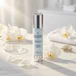SILAGENE® Restructurant en flacon airless bleu clair sur vanité marbre avec fleurs blanches
