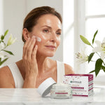 Crème jour bio Centifolia Lys Active appliquée sur peau mature rayonnante