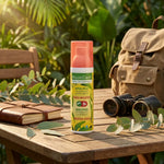 Spray MoustiCare anti-moustiques sur table de jardin tropical avec feuilles d'eucalyptus