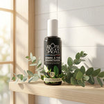 Spray d'ambiance Arbre à thé Ravintsara sur étagère salle de bain avec feuilles eucalyptus frais