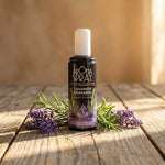 Spray d'ambiance Lavande Romarin Aromaspray entouré de lavande fraîche et romarin sur table bois