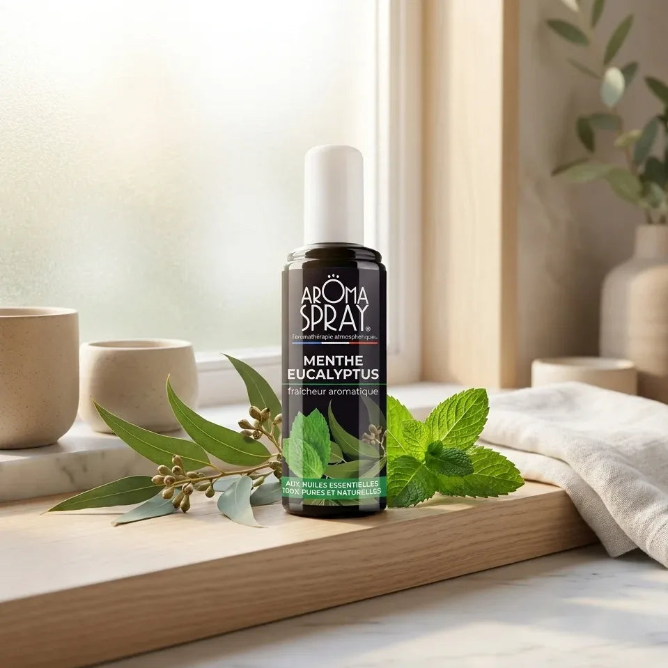 Spray d'ambiance Menthe Eucalyptus Aromaspray sur étagère salle de bain avec feuilles menthe fraîche