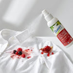 Spray détachant bio Etamine du Lys en action sur tache de fruit rouge sur tissu blanc coton