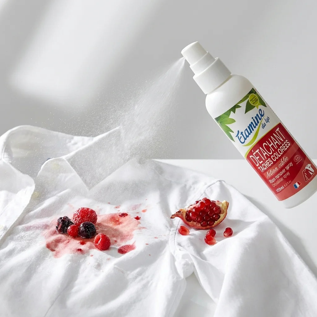 Spray détachant bio Etamine du Lys en action sur tache de fruit rouge sur tissu blanc coton