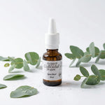 Spray nasal argent colloïdal Dr Theiss 20ppm avec feuilles d'eucalyptus sur fond blanc