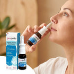 Spray nasal purifiant Propolia en application, flacon blanc avec étiquette bleue visible