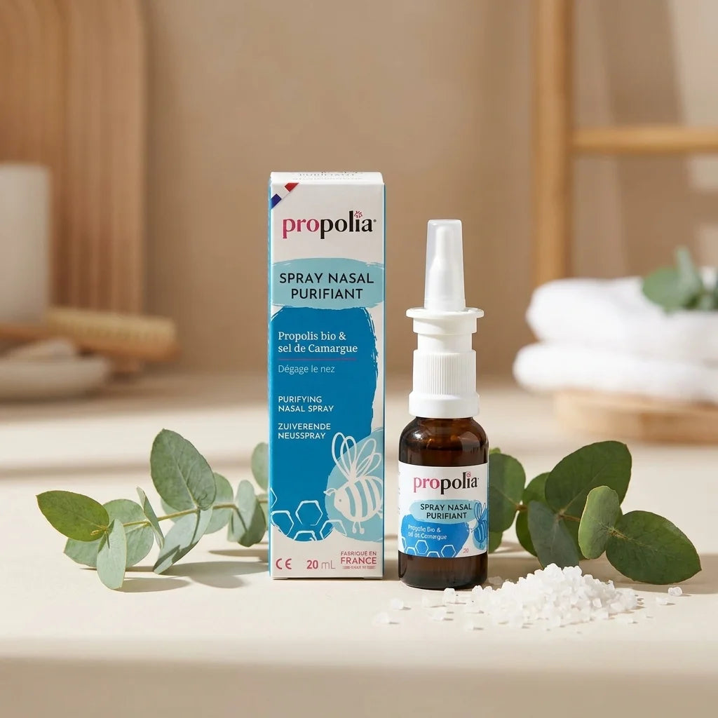 Spray Nasal Purifiant Propolia avec eucalyptus et sel de Camargue dans un décor wellness minimaliste