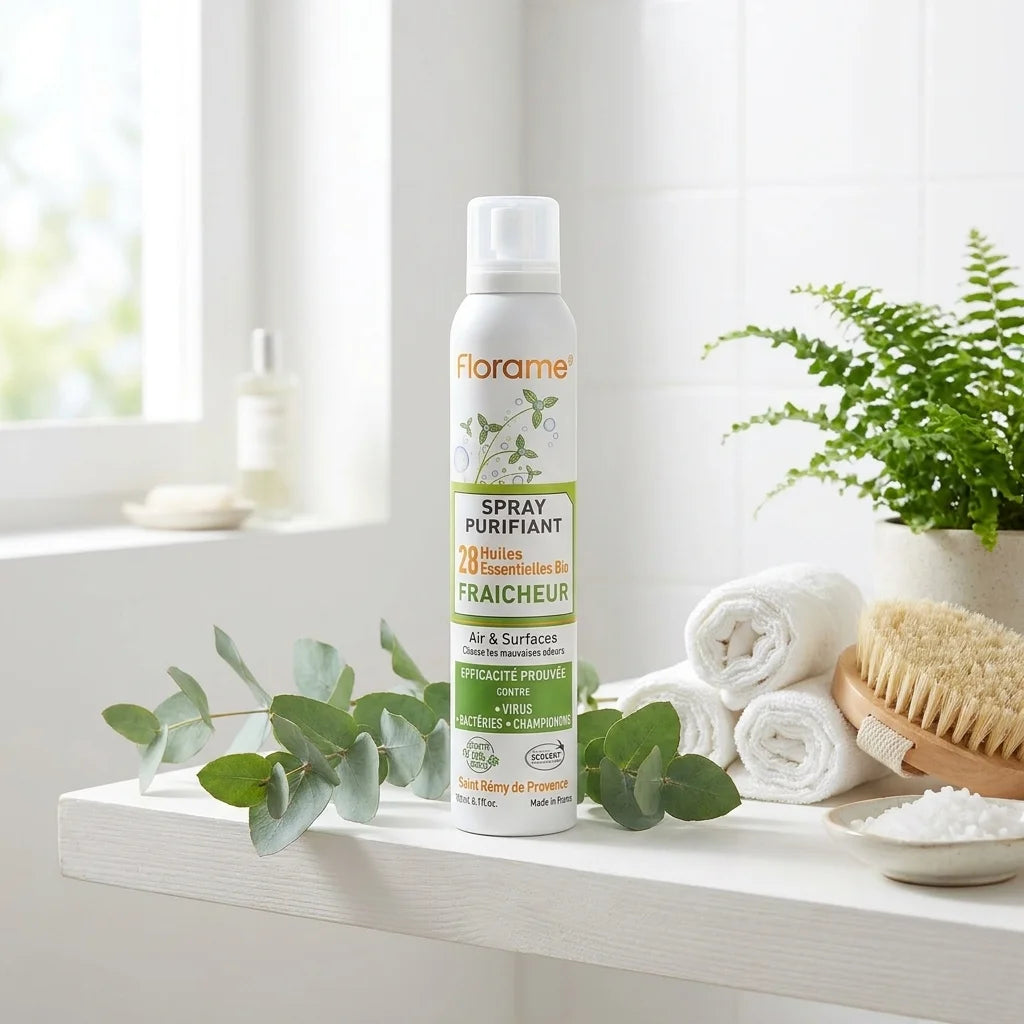 Spray Purifiant Fraîcheur Bio Florame sur étagère salle de bain avec plantes et eucalyptus