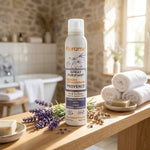 Spray Purifiant Provence bio Florame sur étagère en bois avec lavande fraîche et serviettes blanches
