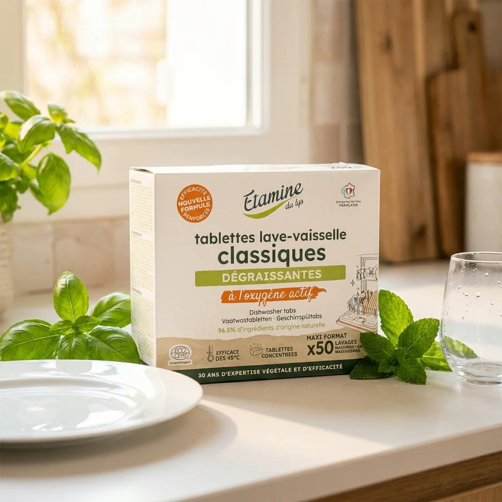 Tablettes lave-vaisselle Etamine du Lys sur plan de travail cuisine moderne avec herbes fraîches