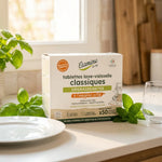 Tablettes lave-vaisselle Etamine du Lys sur plan de travail cuisine moderne avec herbes fraîches