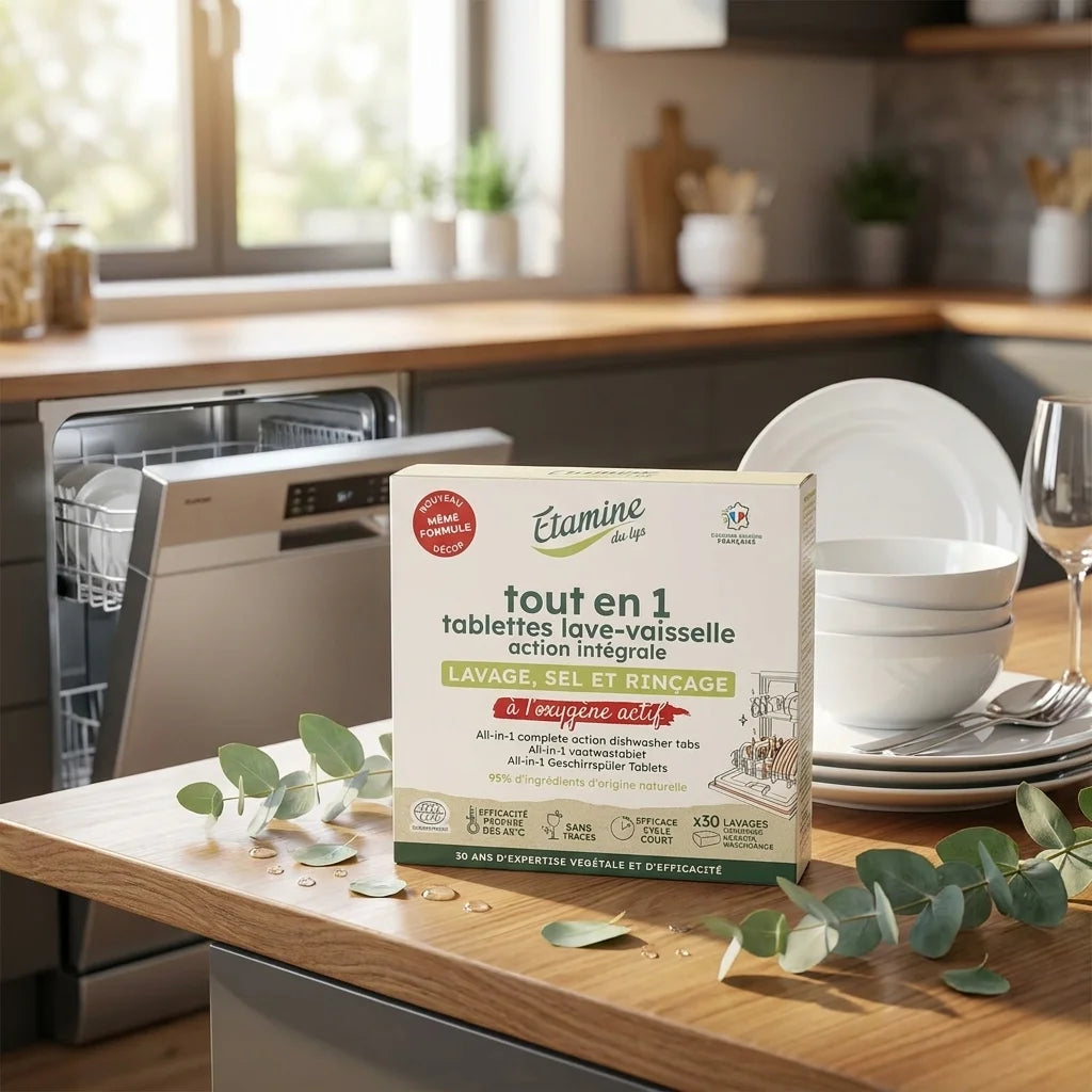 Tablettes lave-vaisselle Etamine du Lys sur plan de travail cuisine avec vaisselle propre