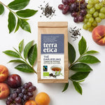 Thé Darjeeling bio Terra Etica en vrac avec feuilles de thé et fruits frais sur fond blanc