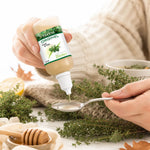 Thym Originel en compte-gouttes avec flacon pipette blanc, utilisé sur une cuillère entouré de brins de thym frais