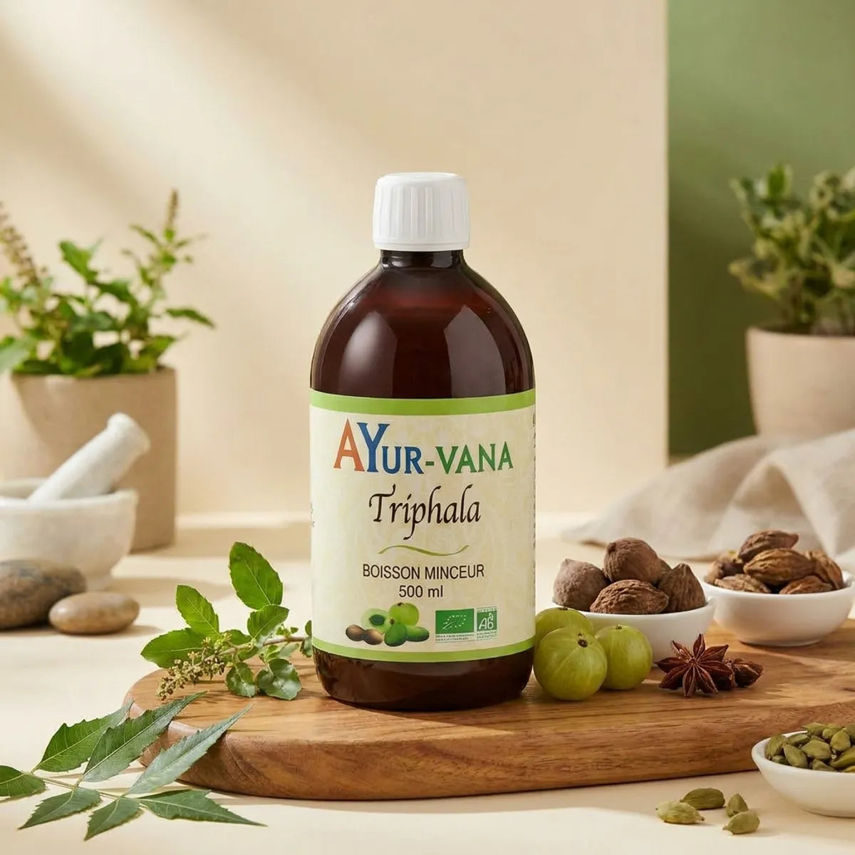 Bouteille Ayurvana Triphala bio 500ml sur surface bois avec herbes et épices ayurvédiques