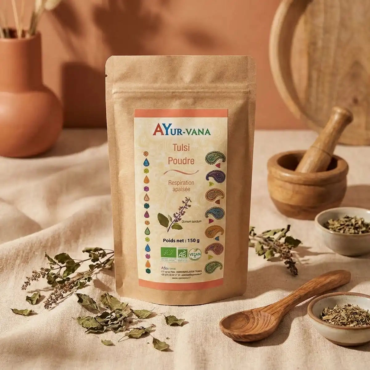 Tulsi bio en poudre 150g Ayurvana dans un décor wellness minimaliste avec feuilles séchées